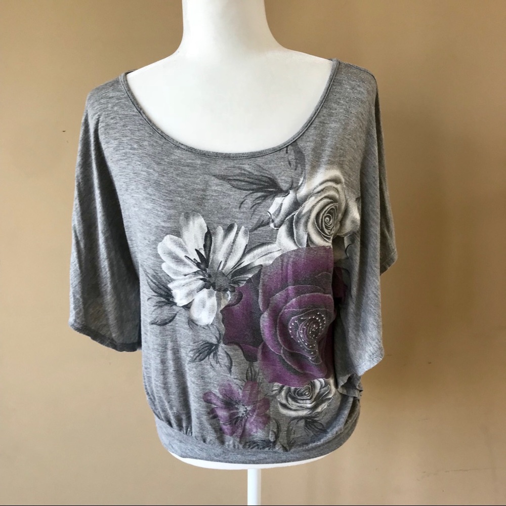 Pretty good size small women’s gray flower shirt